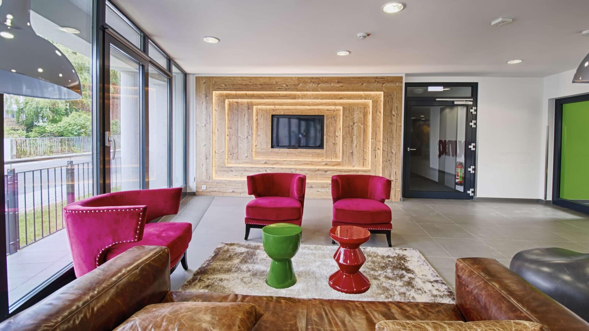 Gemeinsame Lounge mit Sofa, Sesseln und Fernseher