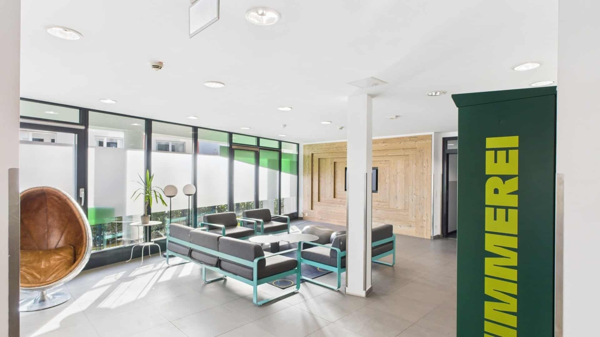 Gemeinschaftsraum mit Sofas und Sesseln