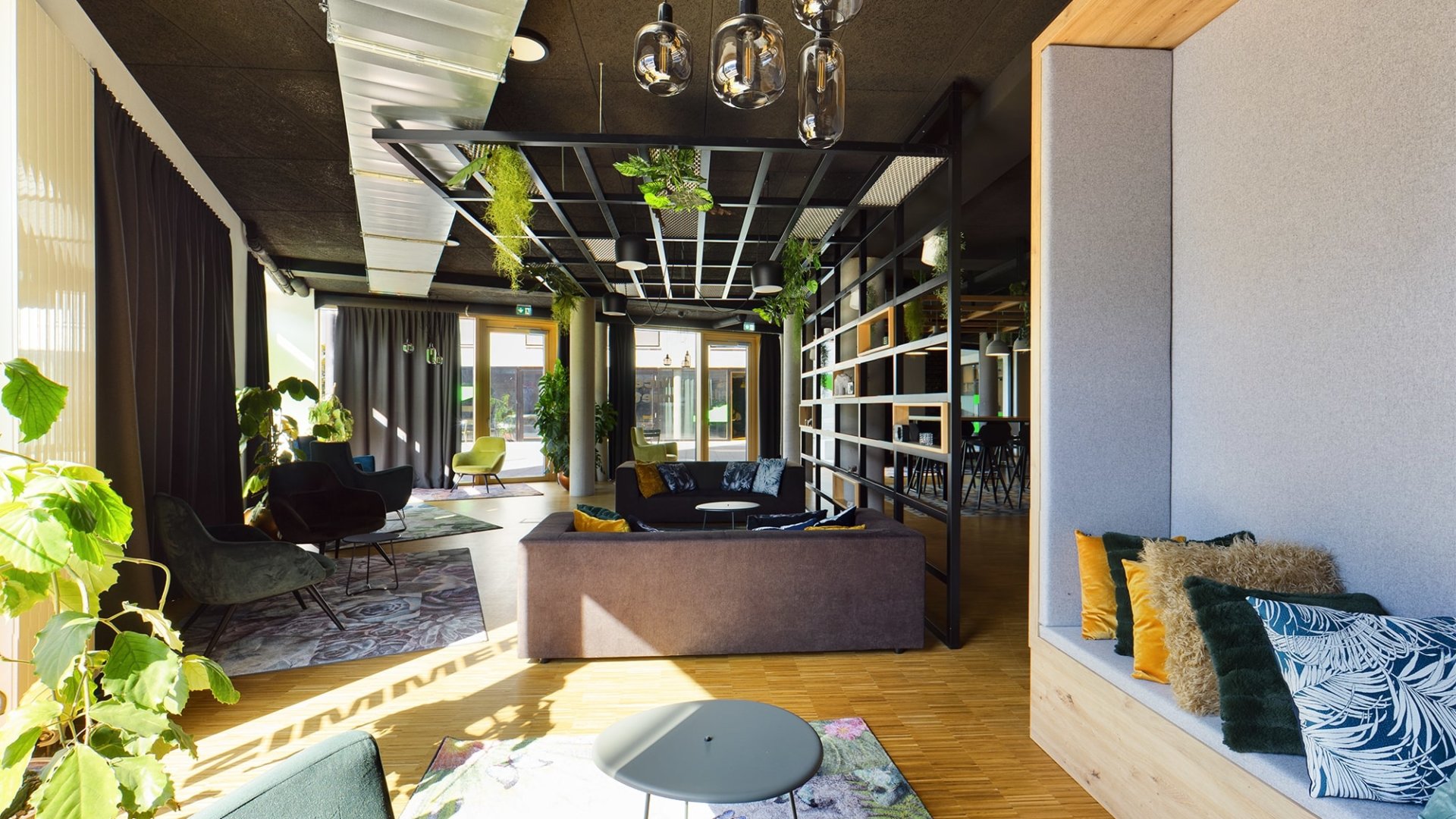 Gemeinsamer Wohnbereich mit Sofa und Sitznische
