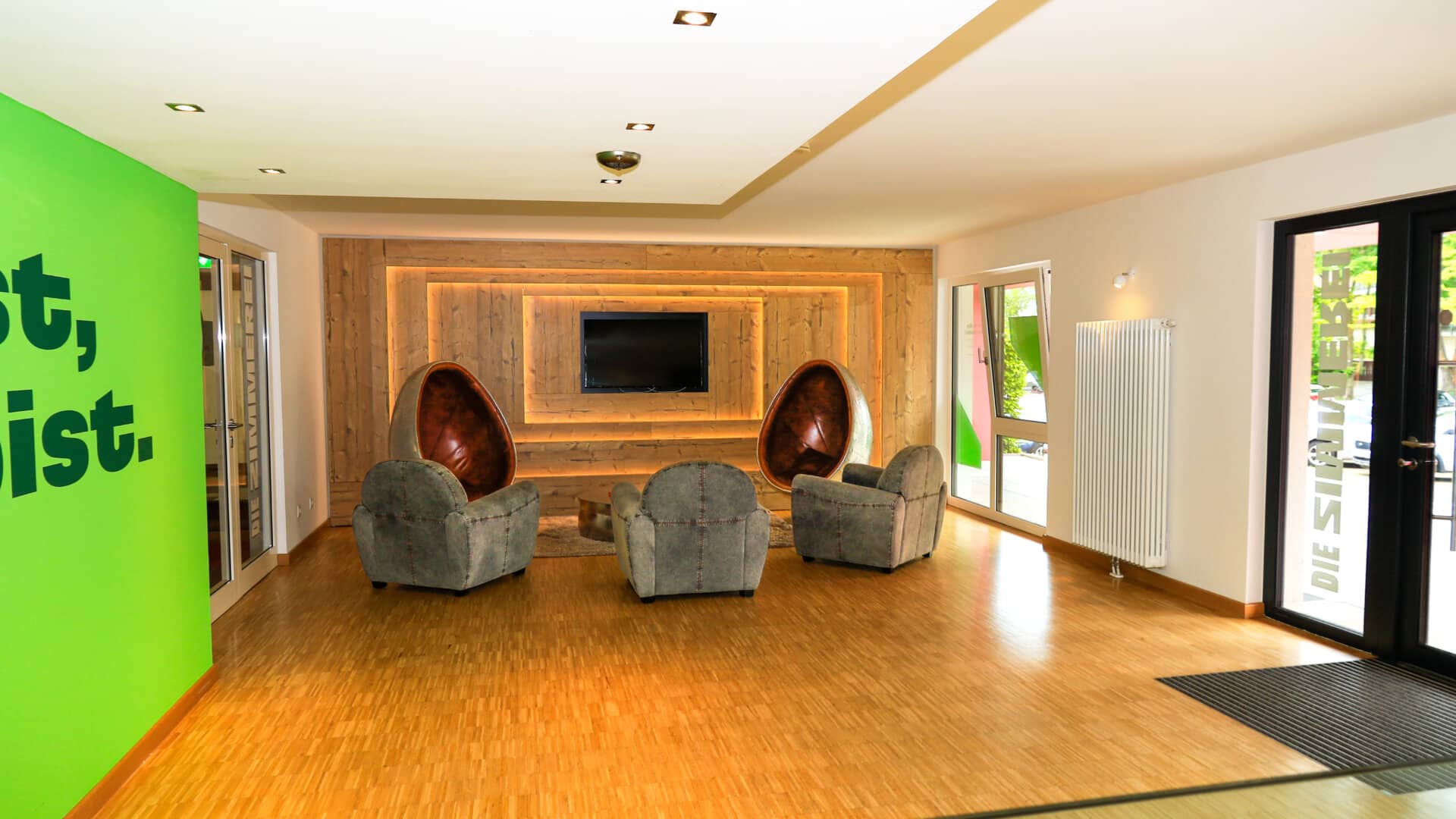 Gemeinsame Lounge mit Sesseln und Fernseher