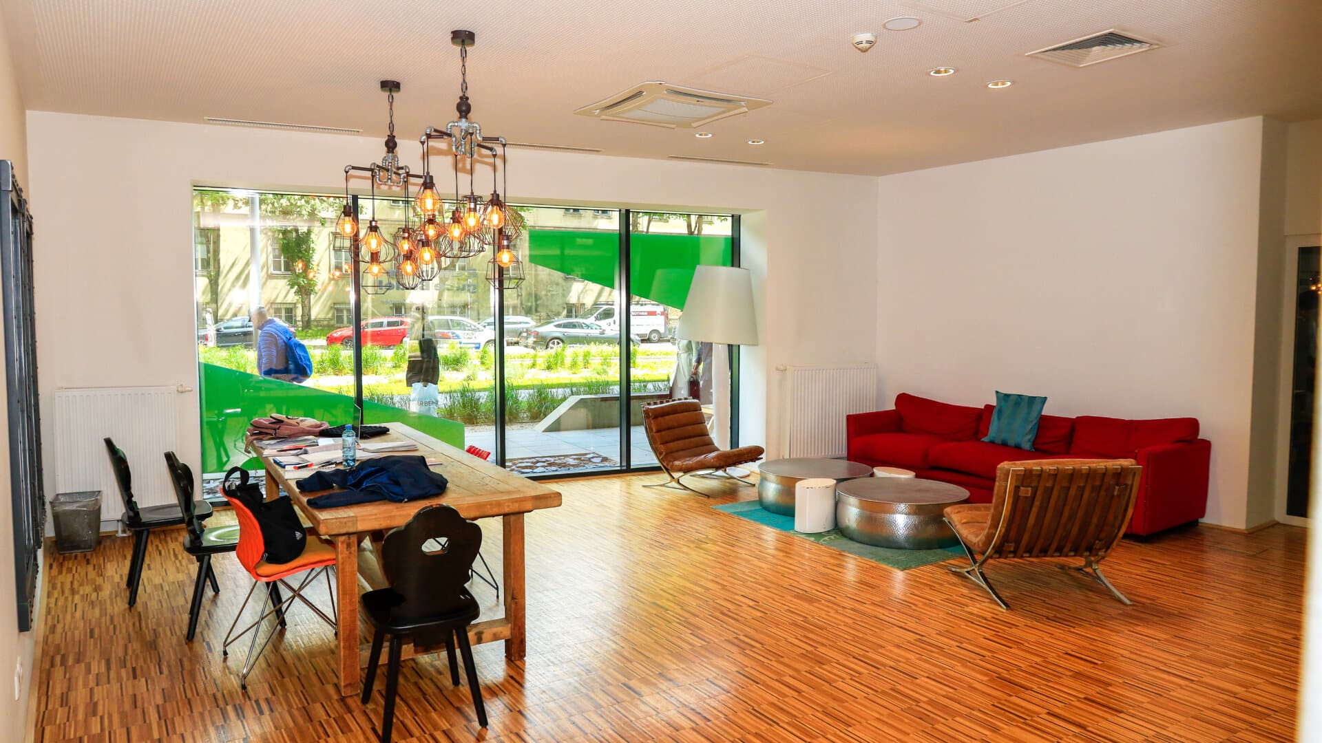 Gemeinsamer Wohn- und Essbereich mit Sofa und Sesseln