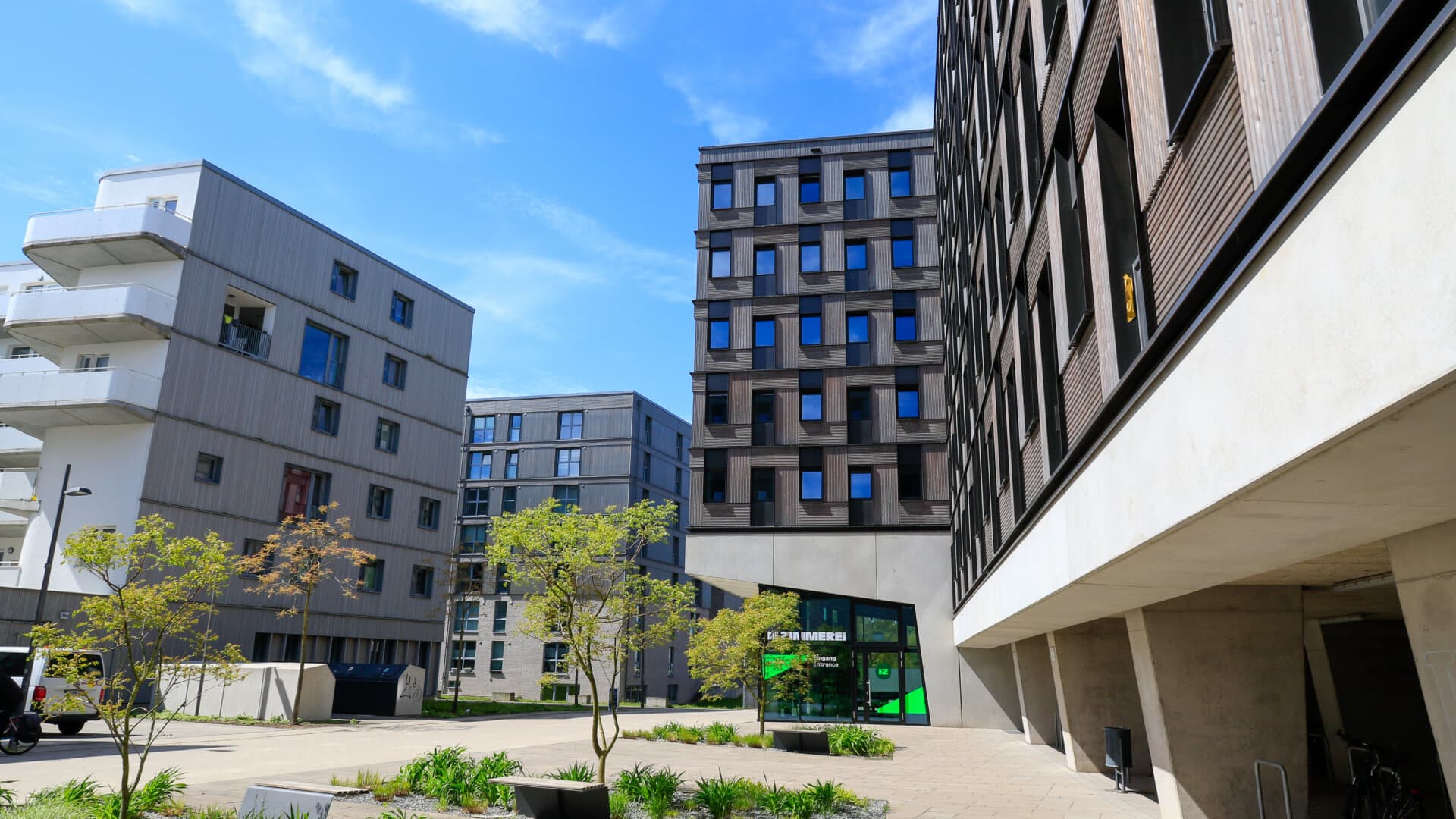 Moderner Wohnkomplex in Hamburg Wilhelmsburg mit mehrstöckigen Gebäuden und begrüntem Innenhof