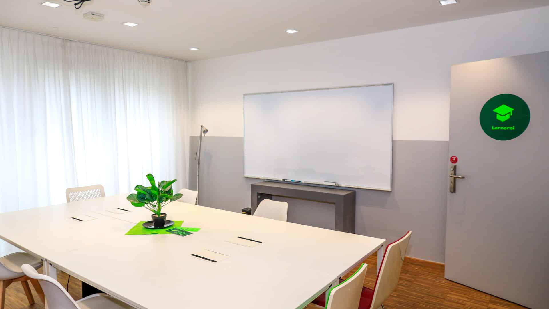 Gemeinsamer Lernraum mit Tisch und Whiteboard
